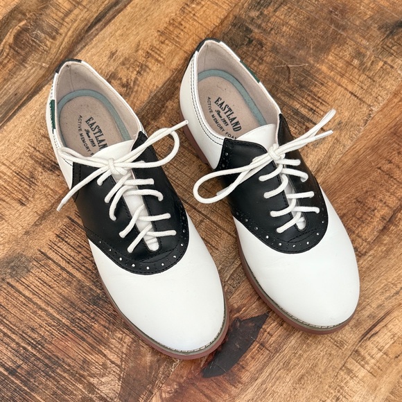 Eastland Women's Black and White Lace-Up Flats w/Box - Picture 1 of 6